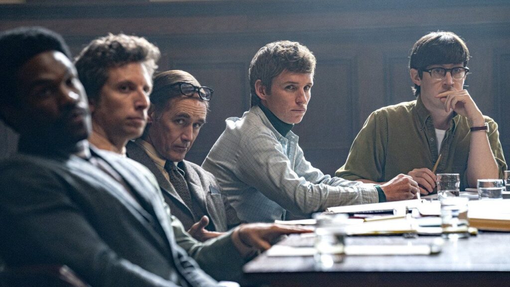 Кадр из фильма «Суд над чикагской семеркой (2020)»