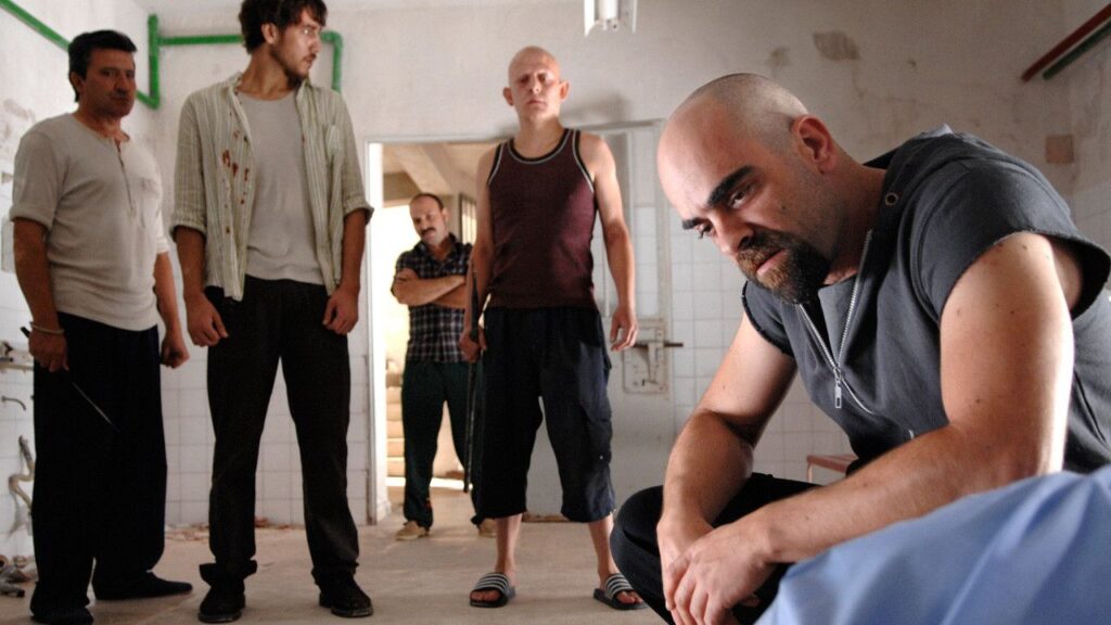 Кадр из фильма «Камера 211 (2009)»